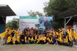 Hari Bersih-bersih Desa Bangkiling Raya bersama Mahasiswa ULM & Adaro