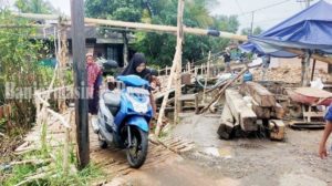 VIDEO Seorang pengemudi memilih menggiring sepeda motor saat melintasi Jembatan Darurat Tigarun di Kabupaten HSU