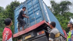 Truk Kontainer Tabrak 2 Mobil Pickup di Desa Mintin Pulpis, Korban Kecelakaan HSS Kalsel – Tribun Kalteng