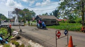 Amblesan jalan di Teluk Sari, Kabupaten Hulu Sungai Utara, menyebabkan pengendara sering terjatuh