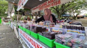 Kuliner Kalsel – Penjual Jajanan Tradisional di Terminal Rantau Kabupaten Tapin Masih Eksis – Pos Banjarmasin