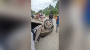 Ban pecah, Minibus menabrak mobil lain dan terguling di Jalan Nasional Wirang, Kabupaten Tabalong