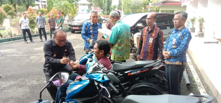 Bantu Penyandang Disabilitas, Bupati Tabalong Serahkan Bantuan Empat Kendaraan