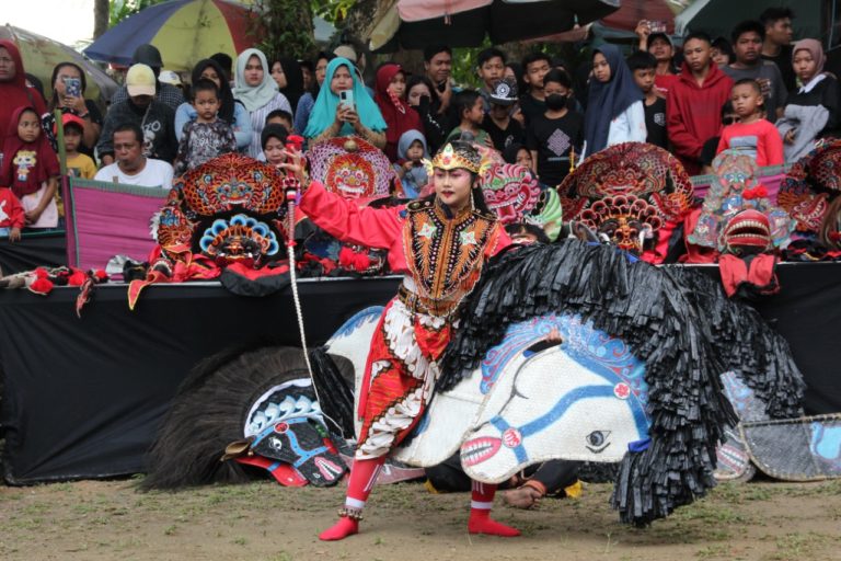 Kemeriahan Peringatan Sewindu Jaranan Mekar Sari Tabalong |  Koran Kontras