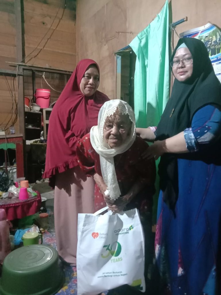 Belajar Hidup dari Nenek Lanjung, KS2 Bagikan 150 Paket Dhuafa