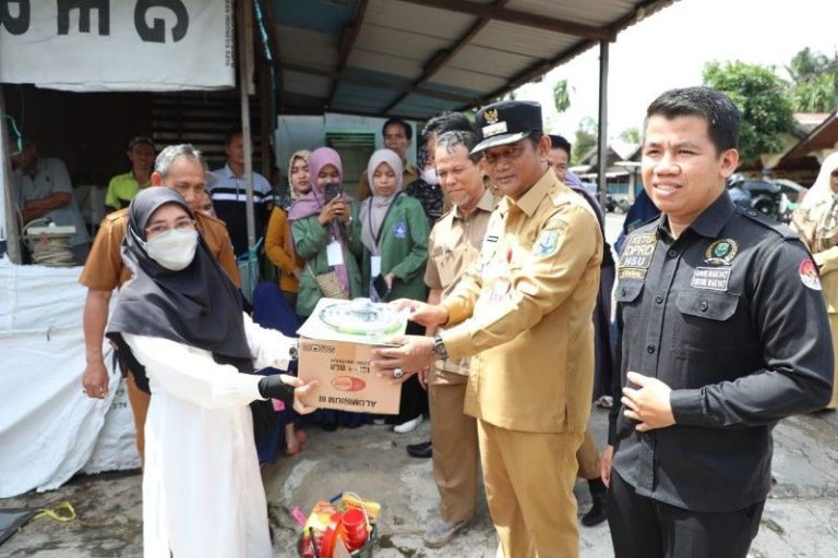 Plt Bupati serahkan bantuan kepada korban kebakaran Datu Kuning – ANTARA Kalsel