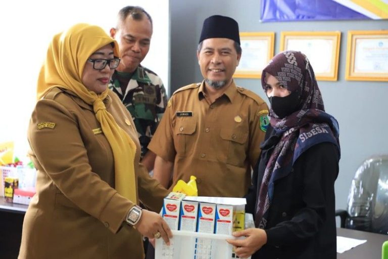 Jajaran Dinas Pendidikan HSU menjadi orang tua asuh bagi anak stunting