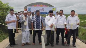 Resmikan Jalan Desa, Siang Gantung Menuju Desa Baru di Kecamatan Daha Barat, Ini Pesan Bupati Pos HSS – Banjarmasin