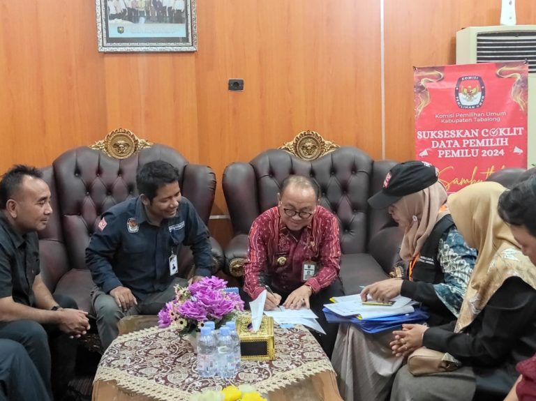 Di Coklit, Bupati dan Wakil Bupati Tabalong Ajak Warga Berpartisipasi Sukseskan Tahapan Pemutakhiran Data Pemilih |  Koran Kontras