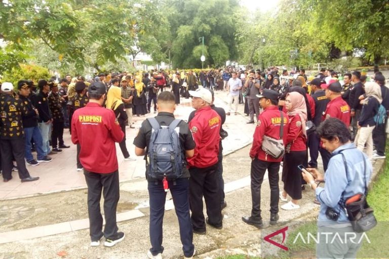 Ratusan anggota BPD mengambil tindakan untuk menuntut agar hak mereka dipenuhi