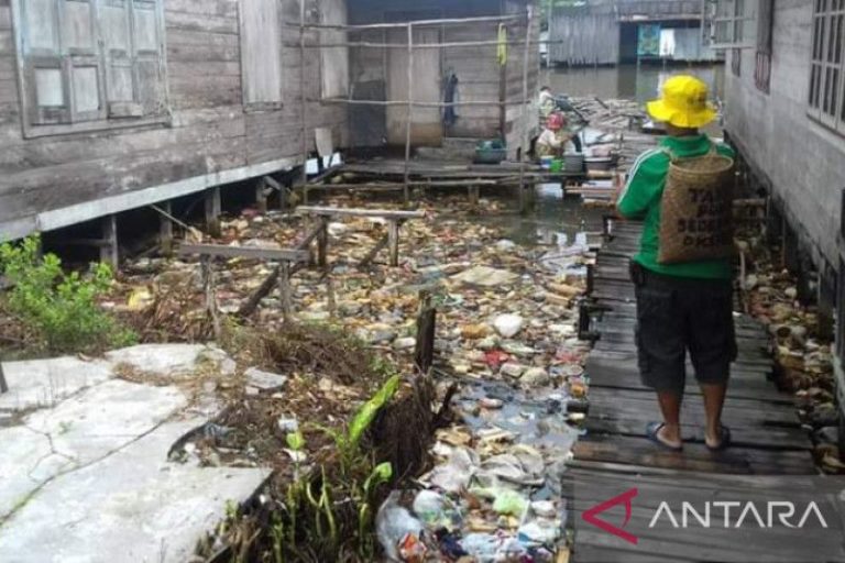 DLH Banjarmasin membersihkan rata-rata dua karung sampah di bawah setiap rumah