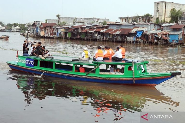 Pemprov Kalsel membersihkan sampah di Teluk Kelayan Banjarmasin