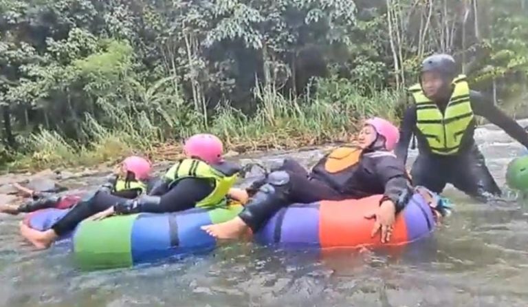 River Tubing Rafting di Sungai Amandit Loksado… – Jejakrekam