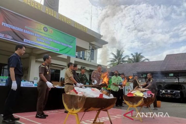 Kejaksaan HSS musnahkan barang bukti tindak pidana – ANTARA Kalsel