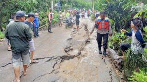 Warga Gotong Royong Atasi Longsor di Paran, Anggota DPRD Balangan Diimbau Gunakan Darurat – Banjarmasin Post