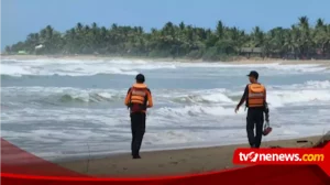 PERINGATAN!  Potensi Gelombang Tinggi Hingga 6 Meter Selatan Banten – Topik Kepala