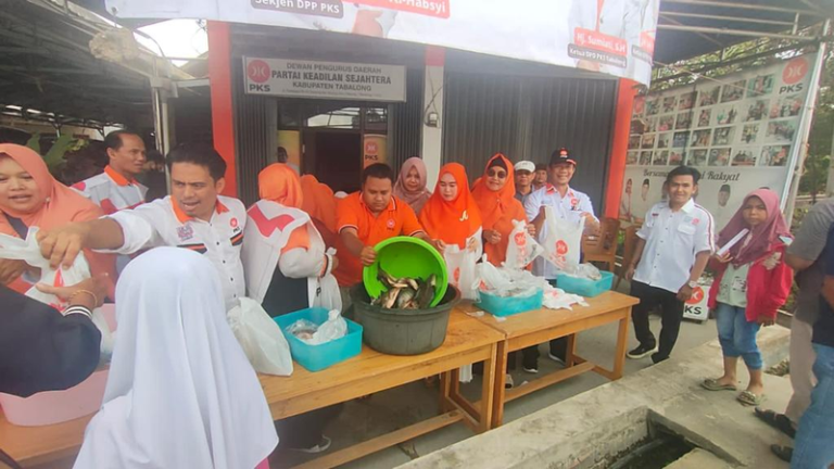 Memasuki Bulan Ramadan, DPD PKS Tabalong Gelar Flashmob Berbagi Ikan Segar