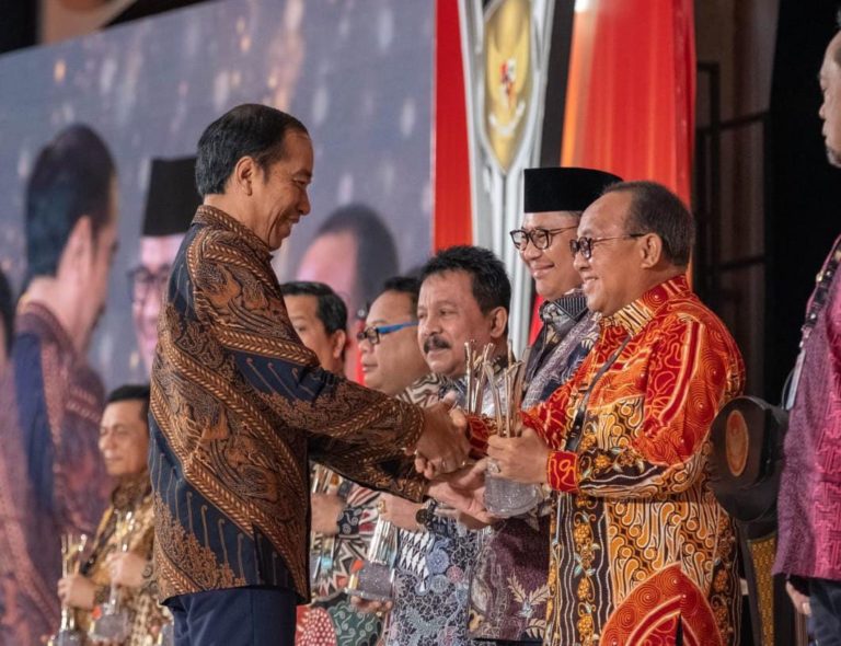 Penanganan Covid-19 Terbaik 1 di Wilayah Kalimantan, Pemkab Tabalong Raih Penghargaan PPKM dari Presiden – Koranbanjar.NET