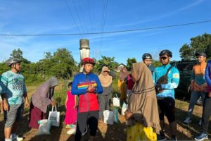 PLN salurkan bantuan kepada warga kurang mampu di sekitar Menara Transmisi