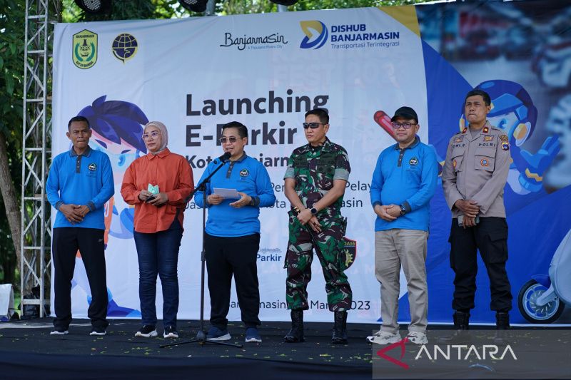 Walikota Banjarmasin meluncurkan program e-parkir