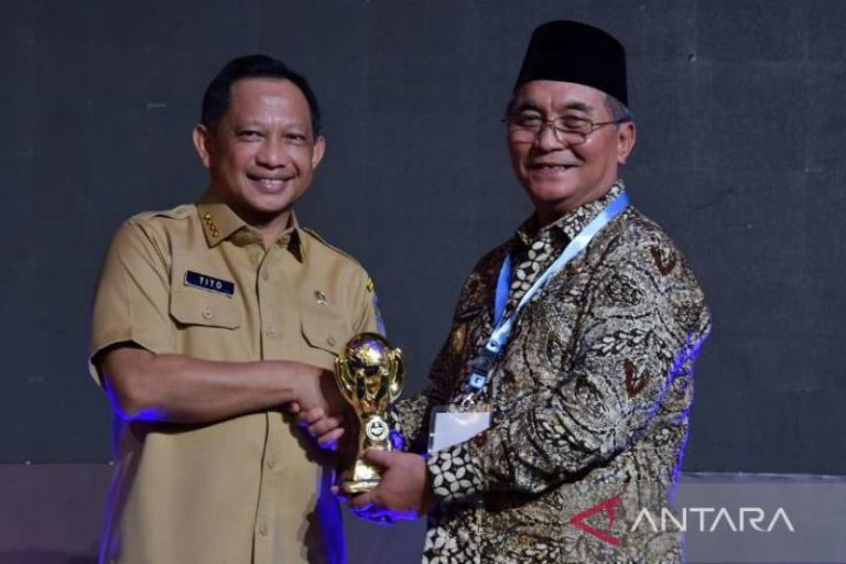 Bupati HSS menerima UHC Award 2023 – ANTARA Kalsel