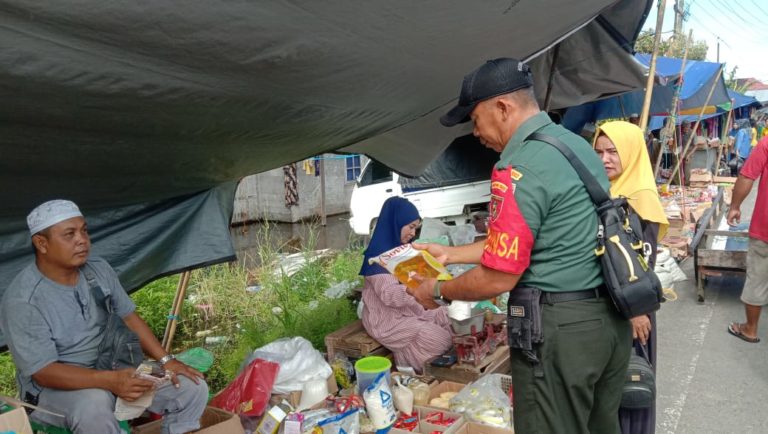 Babinsa Kodim 1002/Hulu Sungai Memantau Harga Bahan Pokok di Pasar Tradisional – Pelopor Wiratama