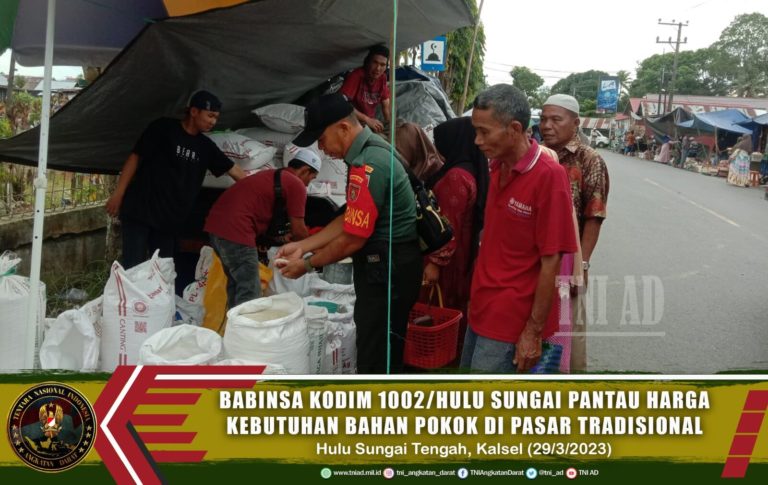 Babinsa Kodim 1002/Hulu Sungai Memantau Harga Bahan Pokok di Pasar Tradisional