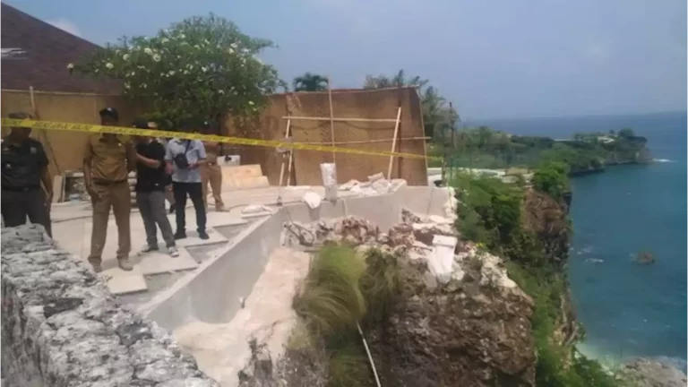 Saat Tim Gabungan Pemkab Badung Turun Tebing Longsor di Pantai Balangan, Segera Kirim SP – Topik Kepala