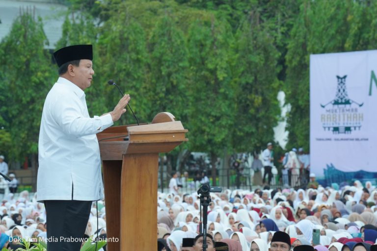 Menhan Dampingi Istighosah Presiden di Tabalong Kalsel, Prabowo: Betah Mampir