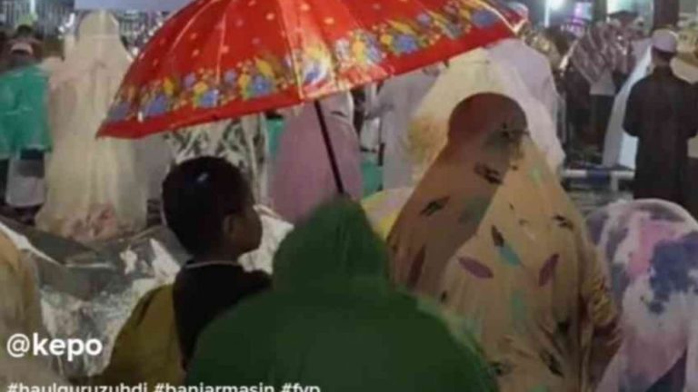 virus!  Netizen luluh dengan momen emosional seorang anak memayungi ibunya sambil berdoa