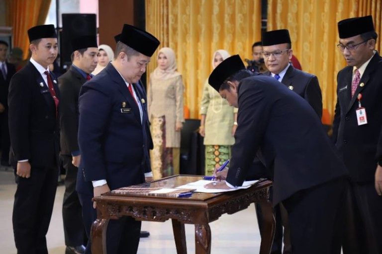 Plt Bupati HSU mengangkat Kepala Dinas Informasi dan Komunikasi Adi Lesmana sebagai Sekretaris Daerah