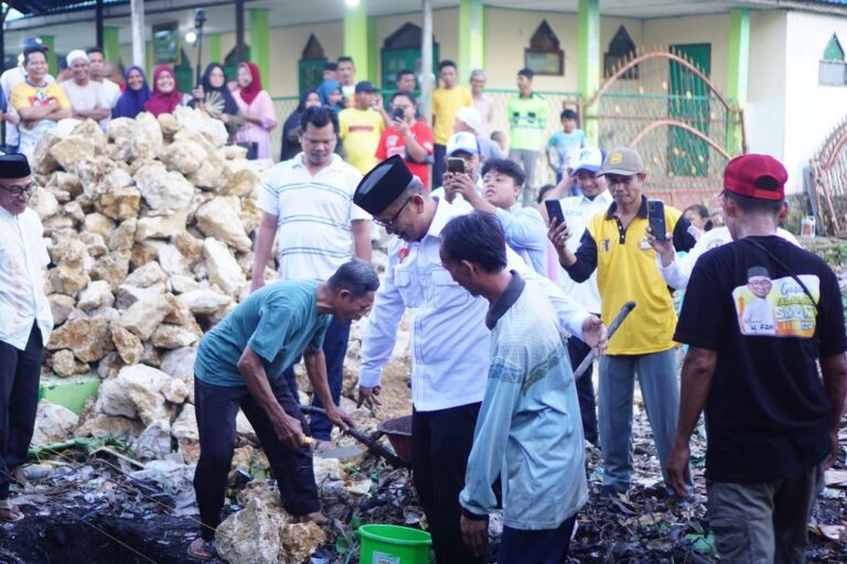 H.Fani Mendapat Kepercayaan dari Warga Masyarakat Desa Habau Hulu Letakkan Batu Pertama, Pembangunan Mesjid Darul Ihsan